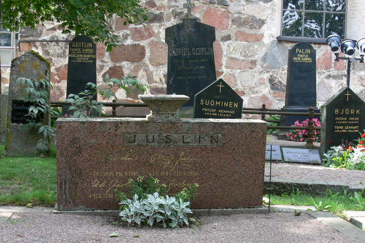 Guidad vandring på Kyrkans begravningsplats, guidning på svenska i Esbo domkyrka Guidad vandring på Kyrkans begravningsplats, guidning på svenska i Esbo domkyrka