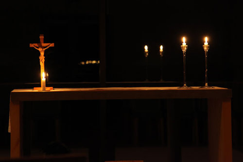 Ljus på ett altare i mörkret