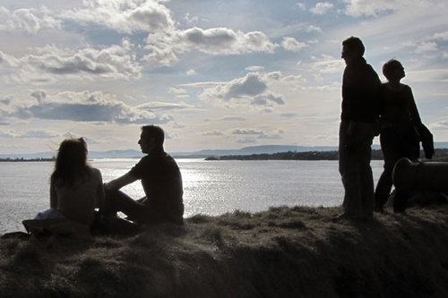 Vuxna på en strand.
