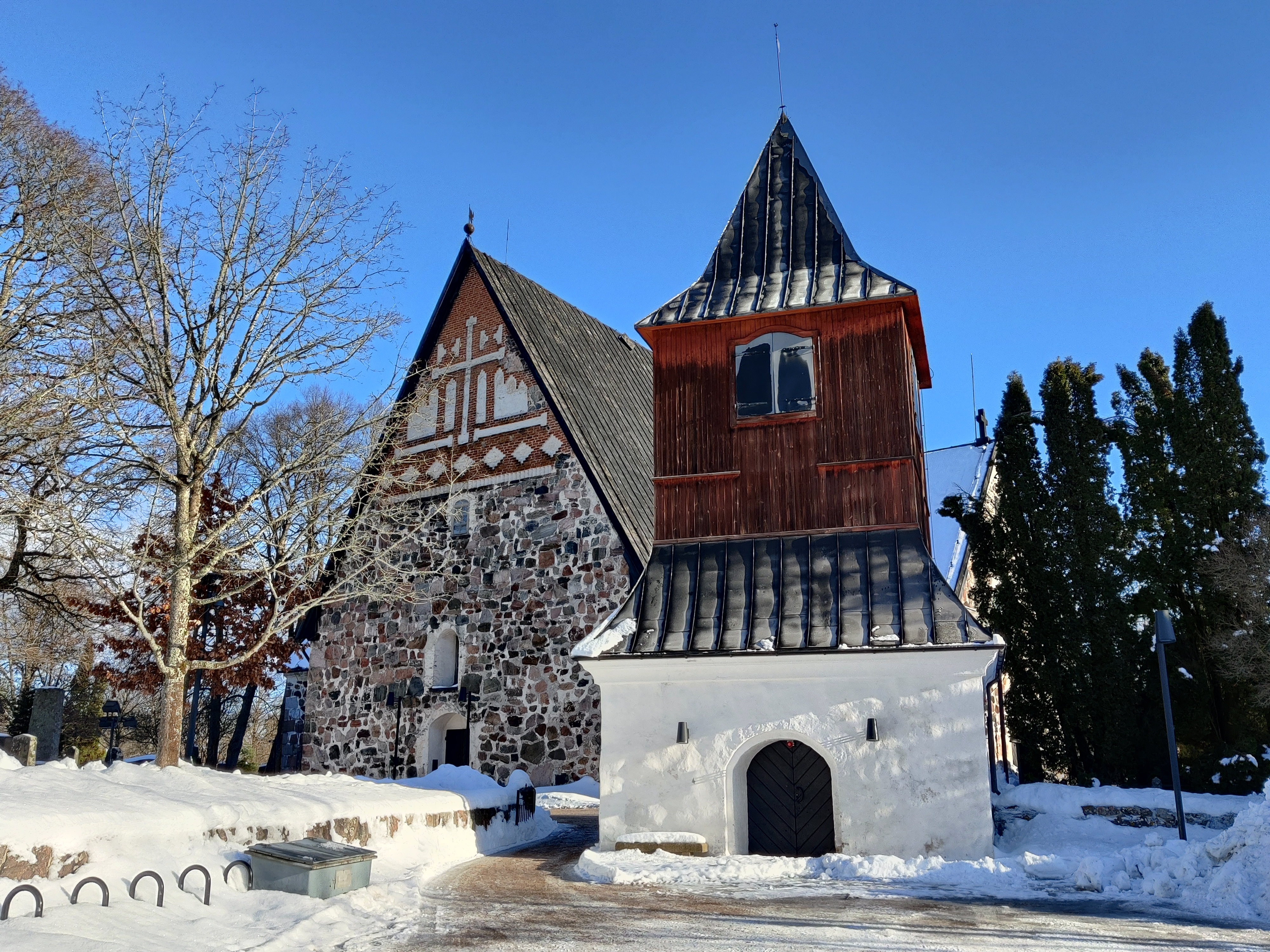 Esbo domkyrka en medeltida stenkyrka en solig vinterdag.