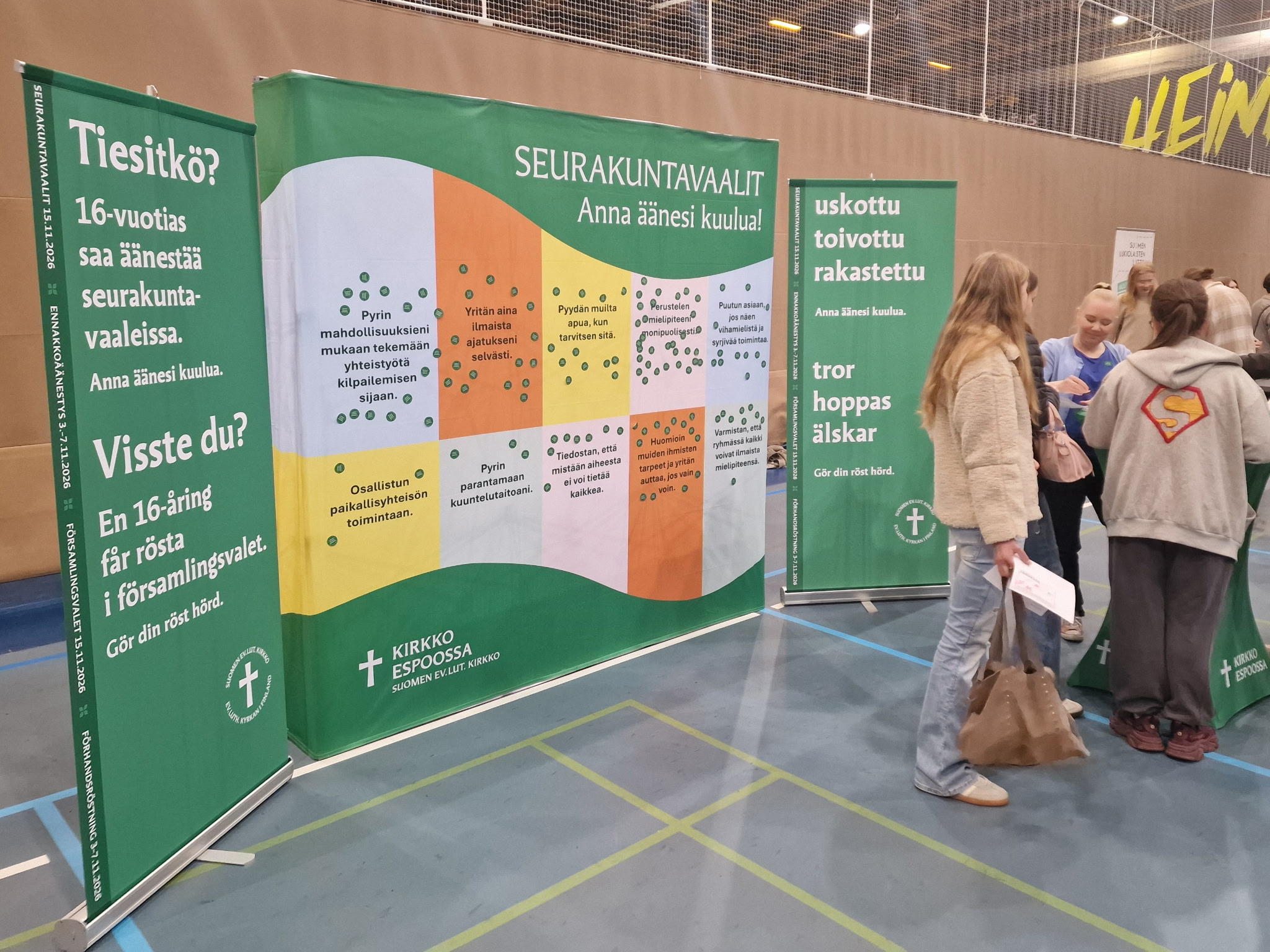 Unga människor framför valbanderoller.