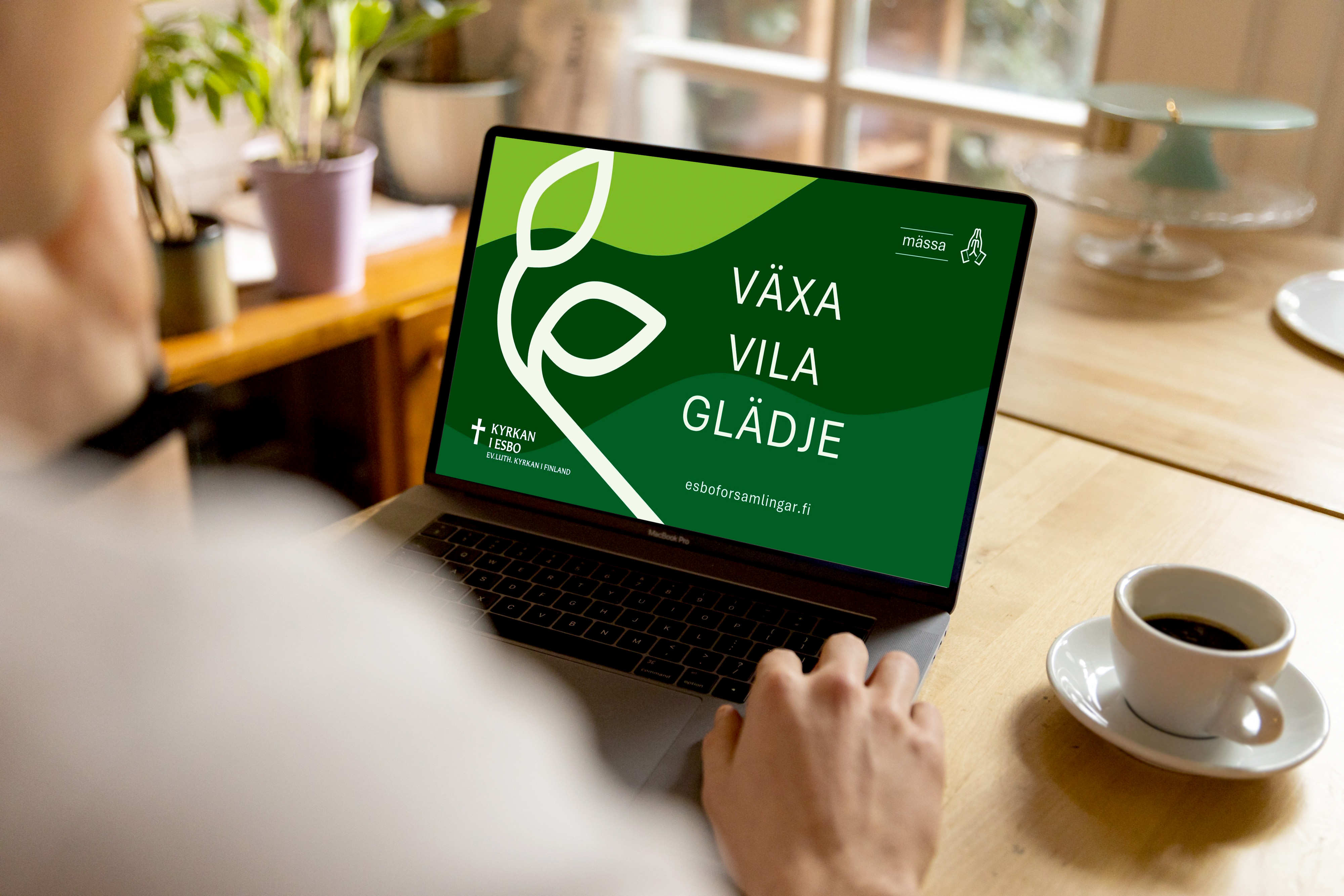 En datorskärm med en bild i gröna nyanser och ett piktogram av en kvist med löv och texten: växa,vila, glädje