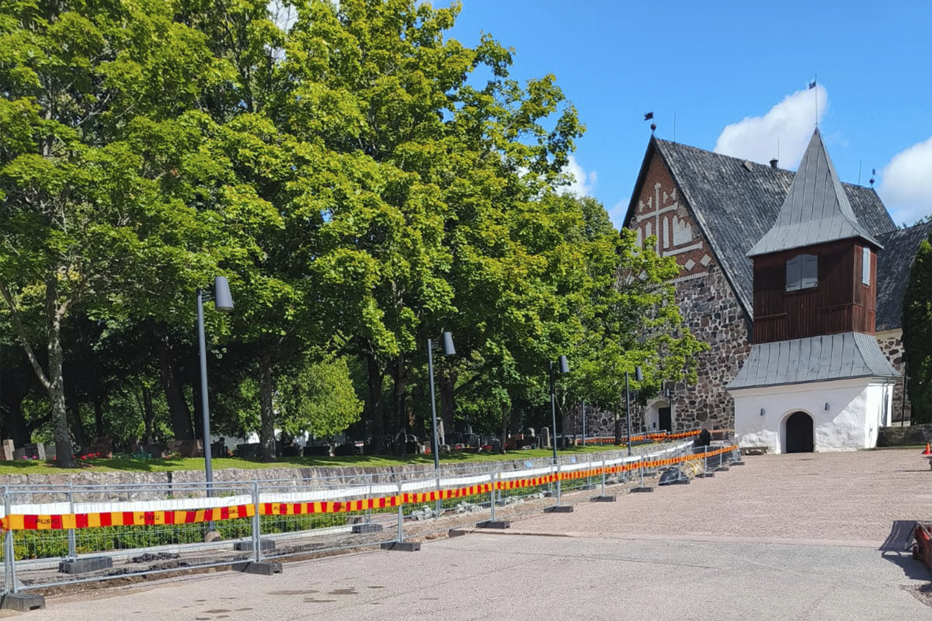 I bilden finns domkyrka, klockstaplen och byggstängsel.