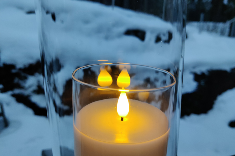 Ett ledljus fotat i skymning och vinterväder