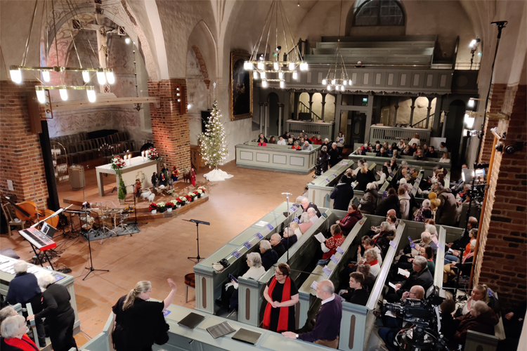 Esbo domkyrka fotograferad inifrån från orgelläktaren ner över publikhavet.