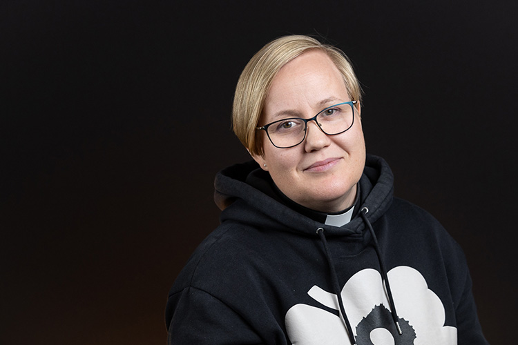 En ljushårig kvinna med kort hår och glasögon.