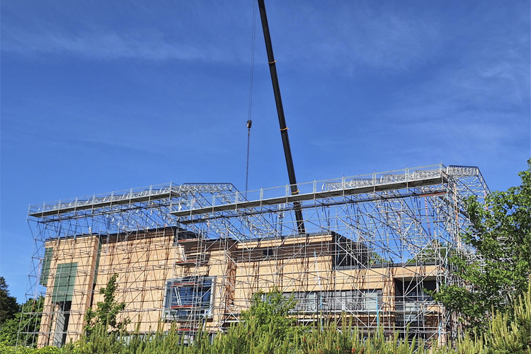 Köklax kapell med byggställningar runtomkring