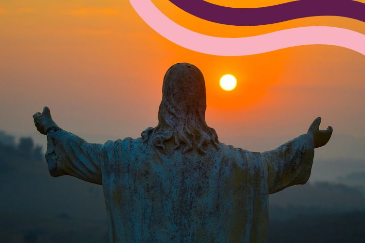 Högmässa En Jesus-skulptur fotograferad bakifrån mot en solnedgång.