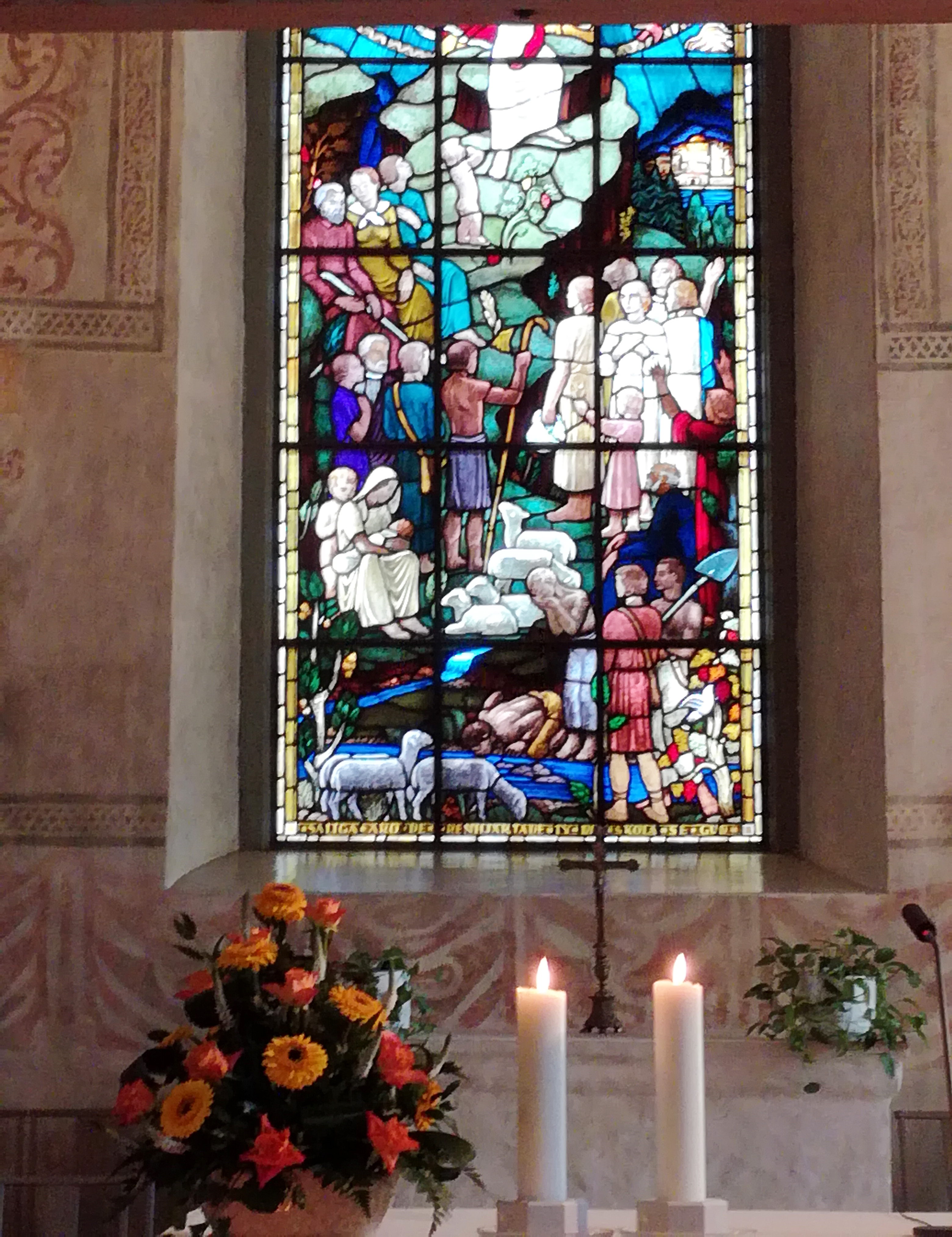 Gudstjänst Altaret i Esbo domkyrka.