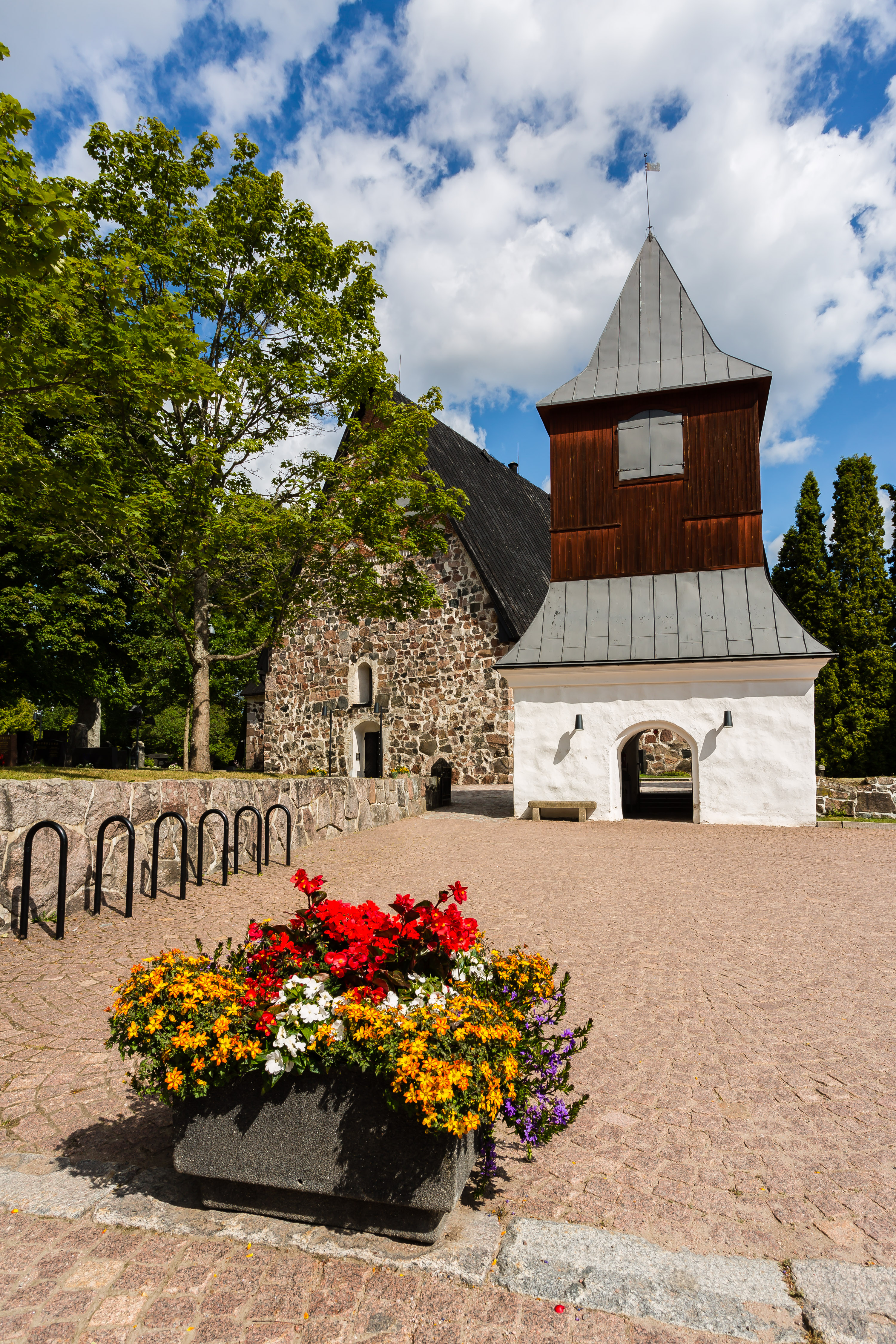 Högmässa Esbo domkyrka och klockstapeln.