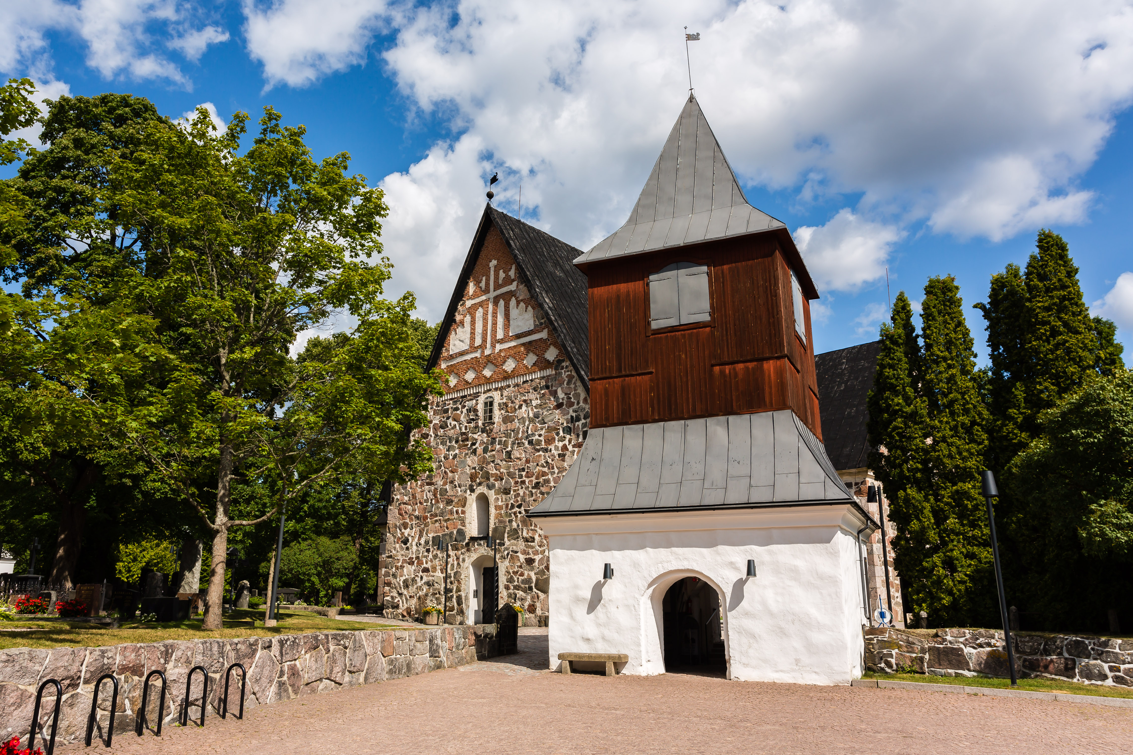 Högmässa Esbo domkyrka och klockstapeln.