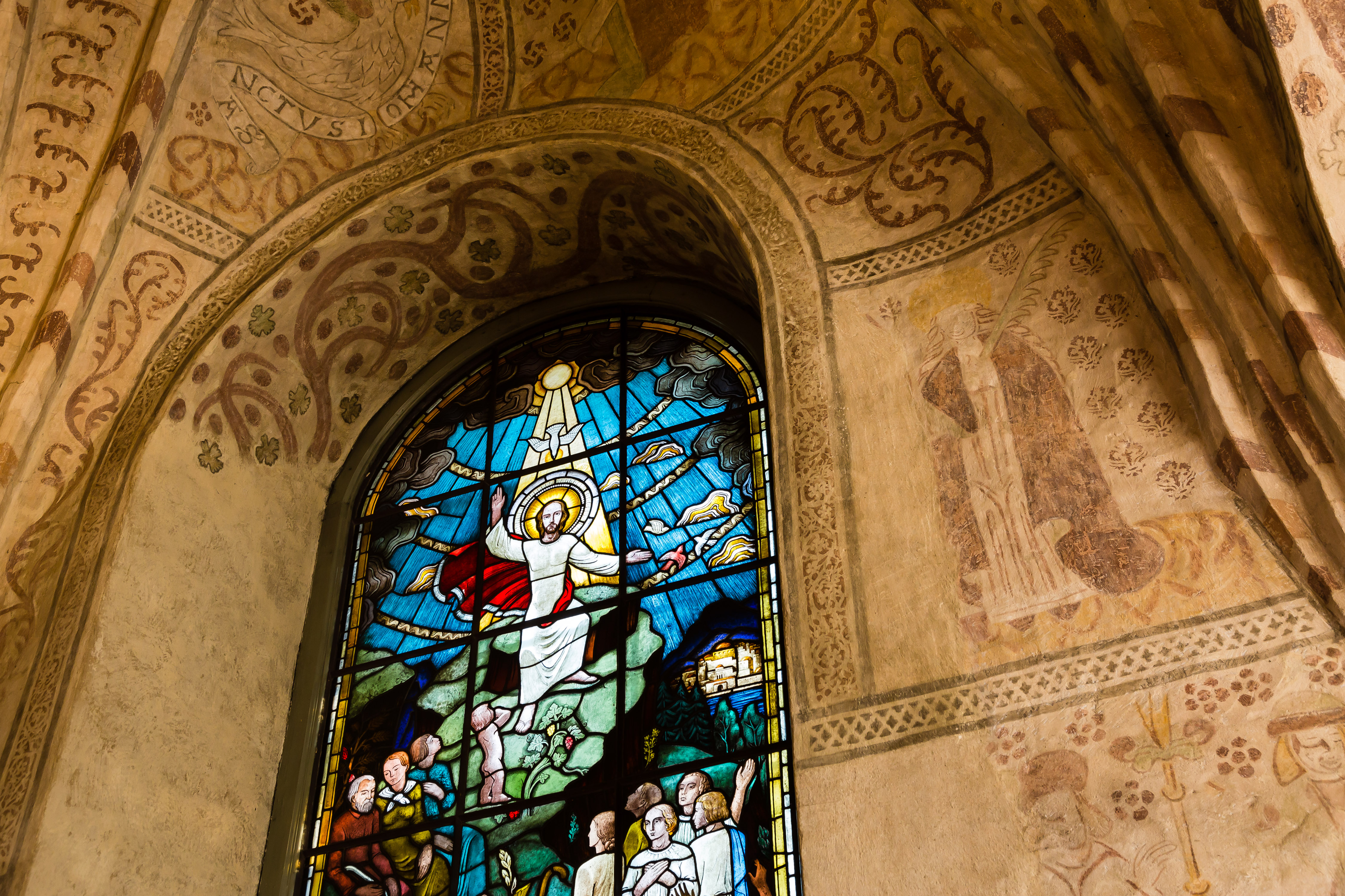 Altartavlan i Esbo domkyrka och kyrkvalvet. Altartavlan är en glasmålning som föreställer Jesu bergspredikan.