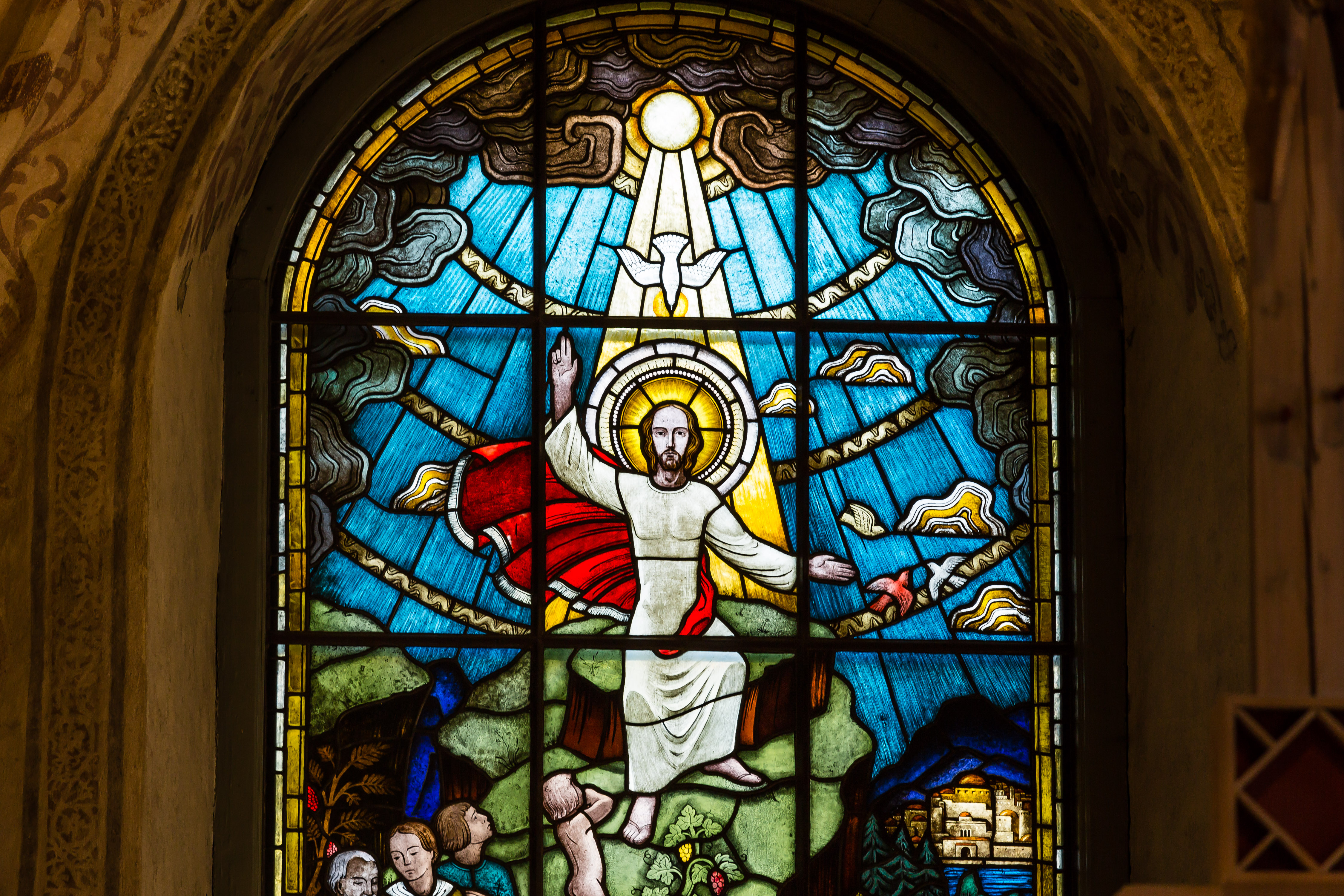 Gudstjänst Detalj från altartavlan i Esbo domkyrka, glasmålning med Jesus i centrum.