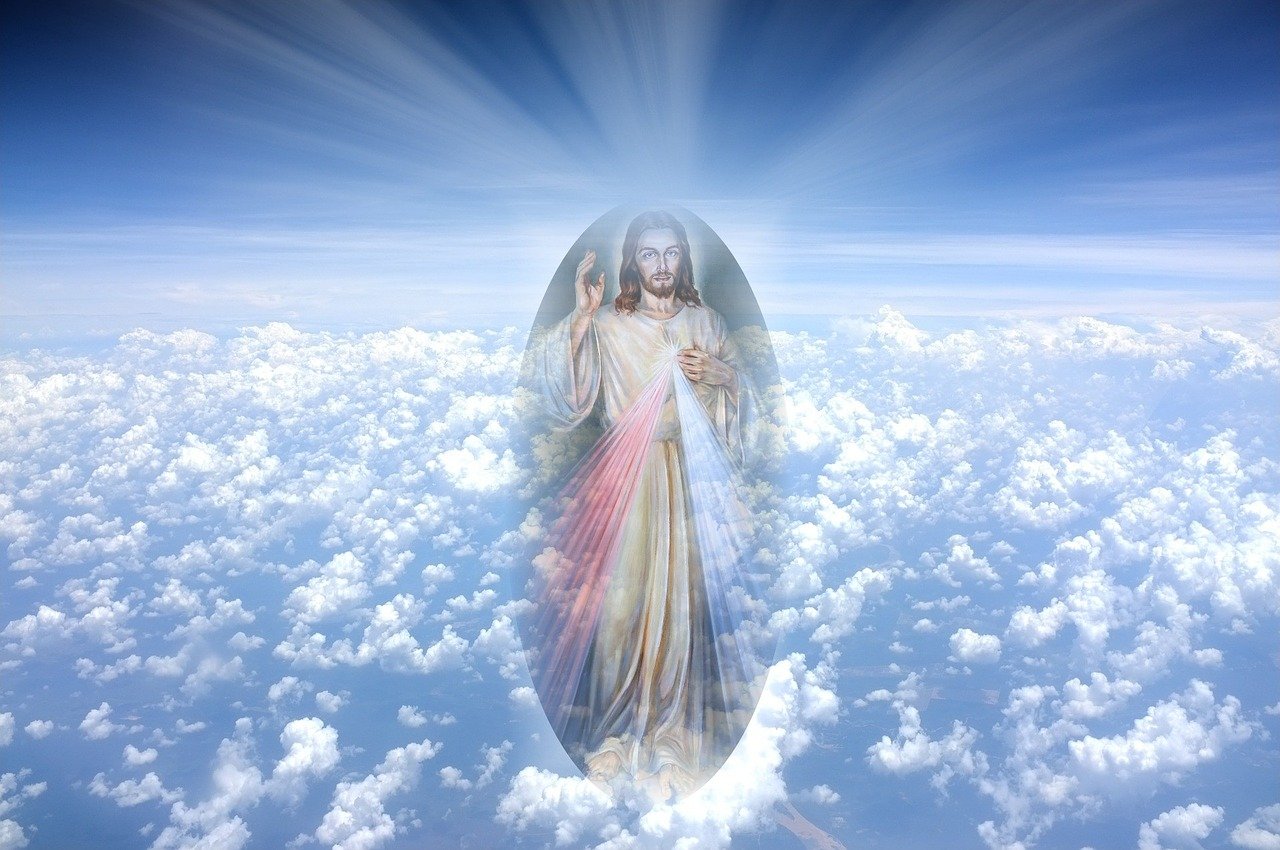 Streamad gudstjänst på Kristi himmelsfärds dag Jesus mot en bakgrund av vita moln och blå himmel.