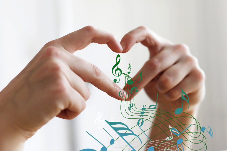 Musiklek 4-5 åringar Två händer som gör ett hjärta och illustration med musiknoter som singlar genom hjärta