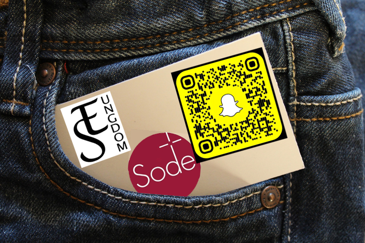 En jeansficka med ett kort instucket och på kortet ES ungdomslogotyp och snapchat qr-kod.