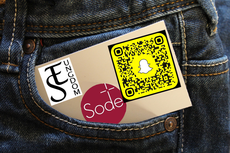 Ungdomskväll Ett visitkort som är instucket i en jeansficka med ESungdom och Sode-logotypen och en ESsnapchat qr-kod.