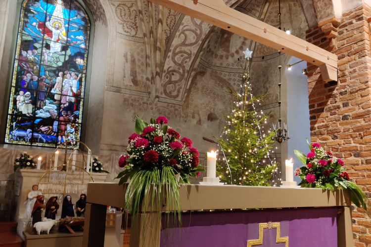 Esbo domkyrkas altare med julkrubba och julgran i bakgrunden.