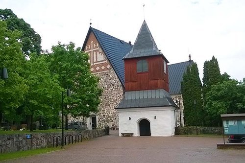 Esbo domkyrkas fasad med klockstapeln.