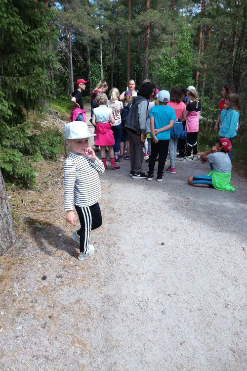 En grupp barn med ledare på en skogsstig vid Mataskär.