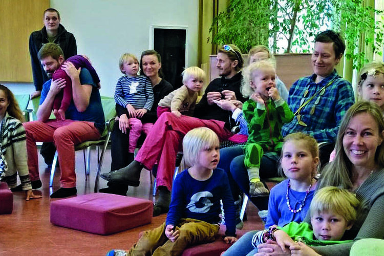 Vuxna och barn på familjeläger