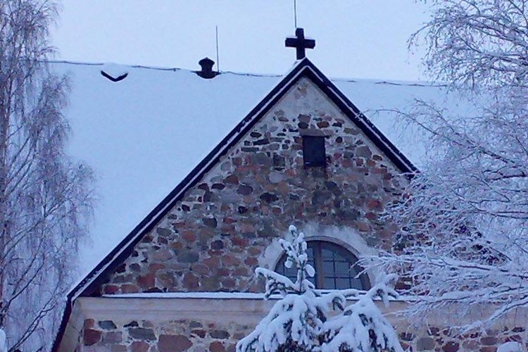 Esbo domkyrka i vinterskrud.