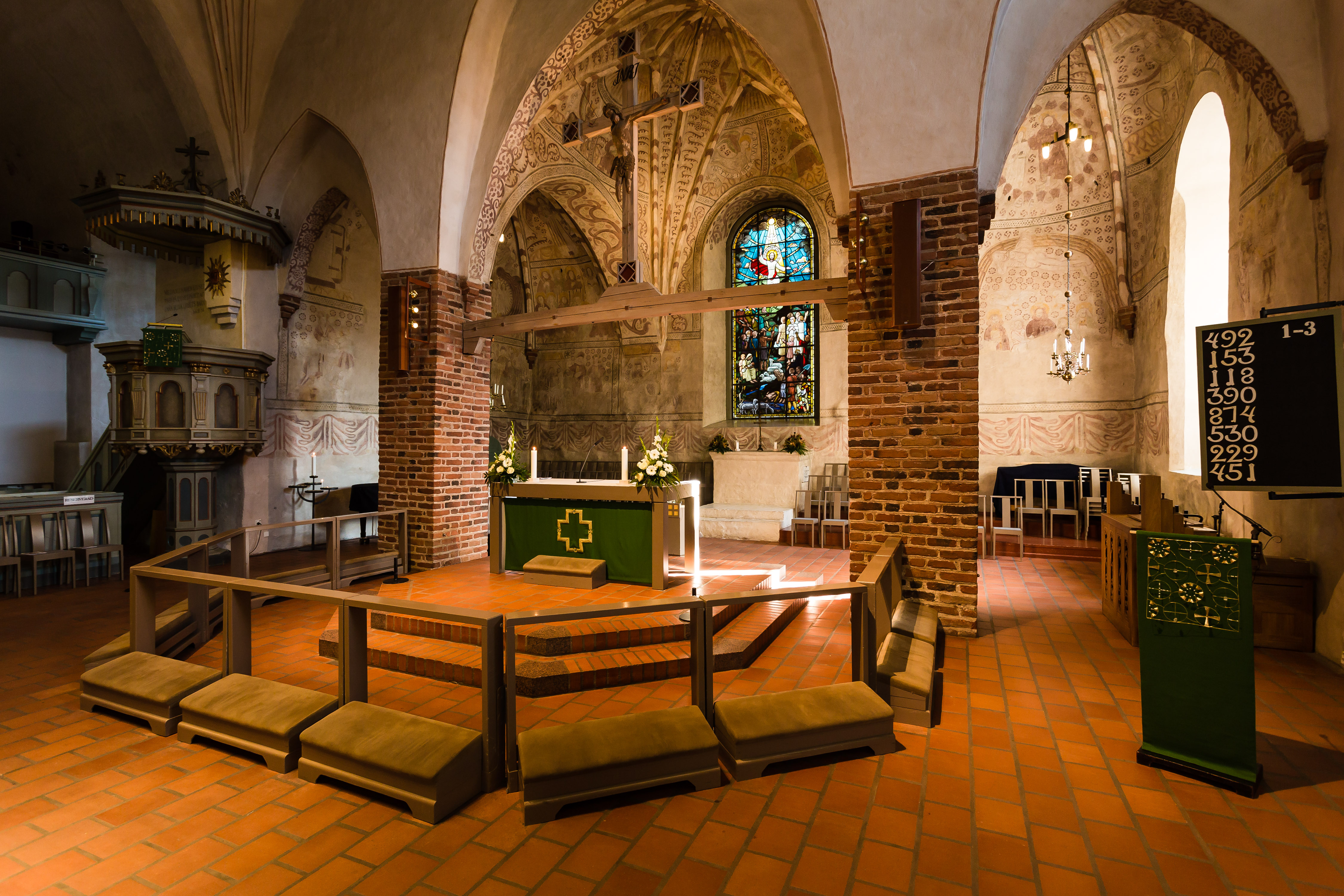 Altare och altarrundeln i Esbo domkyrka.