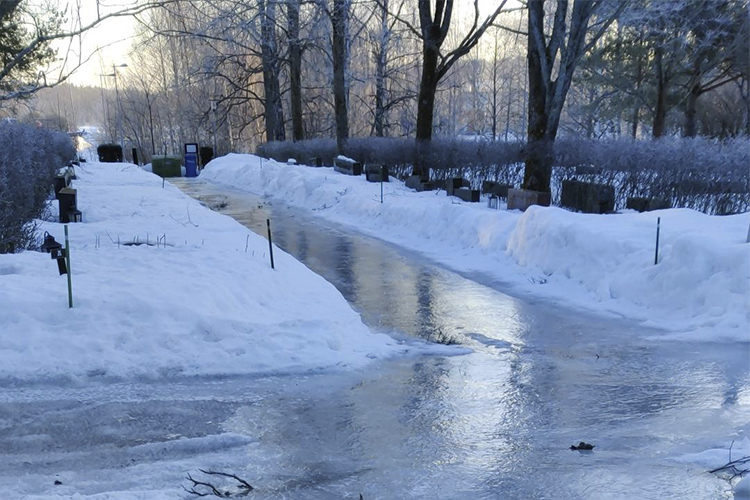 Ishala, spegelblanka gångar mellan gravarna på gravgården.