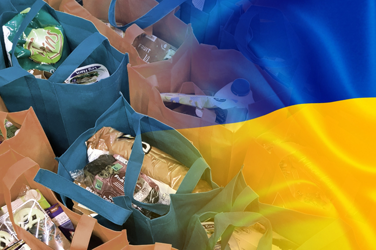 Matkassar fyllda med torrskaffning och grafiskt Ukrainas blå-gula färger över fotots ena kant.