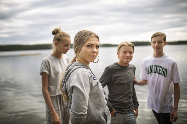 Ungdomar på stranden