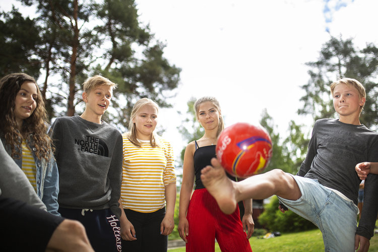 Ungdomar spelar boll.