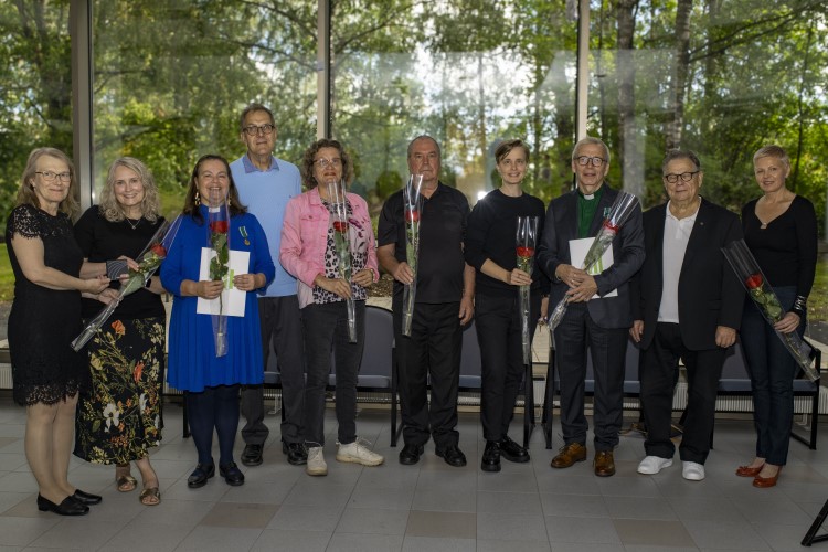 En gruppbild med rosor: Anne Arkonaho, Irene Ponkula-Karlsson, Anne-Maria Laukkarinen, Juha Ilomäki, Arja P...