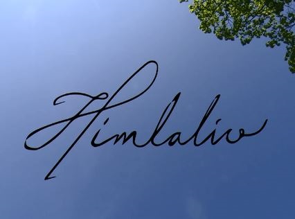 En blå himmel i bakgrund och texten HIMLALIV skrivet med skrivstil.