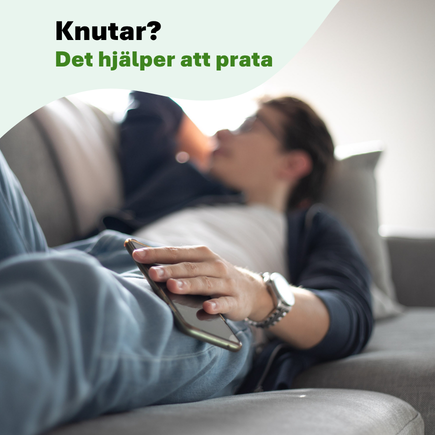 Ord som bildar konturer av ett hjärta på en glittrande vit bakgrund.