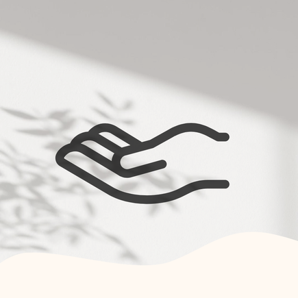 Ljus grafik med lövmotiv och en utsträckt hand.