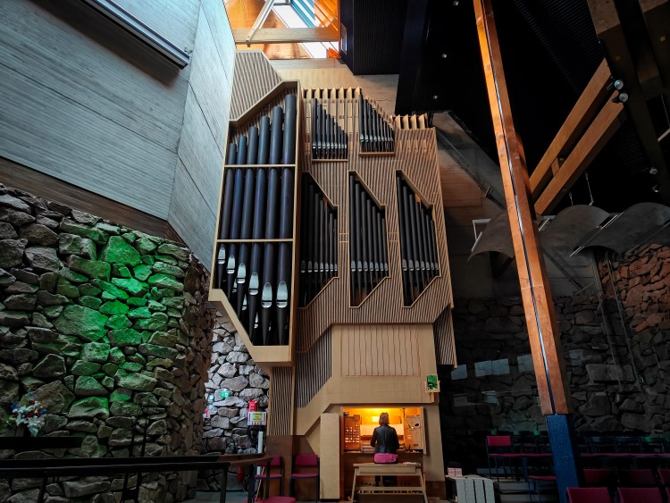 Esbovikens kyrkas stora orgel.